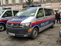 =VW T 6 der österreichischen Bundespolizei bei einer Demo in Linz im November 2019