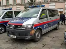=VW T 6 der österreichischen Bundespolizei bei einer Demo in Linz im November 2019