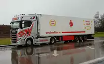 =Scania-Sattelzug der Spedition Daniel Fijavz rastet an der A 3 am Rasthof Jura im November 2019