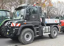 Ein recht neuer MB UNIMG U 430 am 26.11.19 Berlin Mitte.