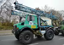 Ein MB Unimog Typ? mit Siloaufsatz + Sprengvorrichtung eines landwirtschaftlichen Betriebes am 26.11.19 Berlin Charlottenburg.