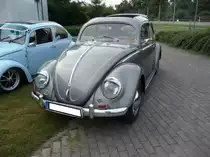 VW Typ 1, die meisten sagen ja  Käfer , mit einer Erstzulassung vom 08.02.1956. Der Wagen ist in der, damals aufpreispflichtigen, Farbe ultramarcon lackiert und ist mit einem ebenfalls aufpreispflichtigen Faltschiebedach ausgestattet. Der luft- bzw. gebläsegekühlte Vierzylinderboxermotor hat einen Hubraum von 1192 cm³ und leistet 30 PS. Die Höchstgeschwindigkeit des 1956´er Typ 1 lag bei 110 km/h. Oldtimertreffen Kamp-Lintfort im Sommer 2018.
