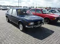 Alfa Romeo Alfasud der ersten Serie, wie er von 1972 bis 1980 produziert wurde. Der Wagen mit Frontantrieb sollte die Alfa Romeo Produktpalette nach unten abrunden. Er wurde im Werk Pomigliano bei Neapel produziert. Dieses Werk wurde für die Produktion des Modells erweitert, um im strukturschwachen Süditalien Arbeitsplätze zu schaffen. Allerdings wurde dieses Werk häufig bestreikt und durch anderweitige Arbeitsniederlegungen  lahm gelegt . Der abgelichtete Alfasud ist im Farbton blu olandese lackiert. Der Vierzylinderboxermotor hat einen Hubraum von 1186 cm³ und leistet 63 PS. Spetacolo Sportivo im August 2018 an der Rennstrecke in Zandvoort/NL.