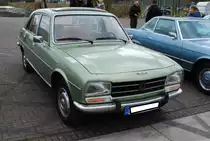 Peugeot 504L, produziert von September 1968 bis Februar 1983. Ab September 1968 stand der 504 bei den Händlern. Die von Pininfarina gezeichnete Karosserie wirkte zeitlos konservativ und trug das damals typische  Gesicht  der Marke aus Sochaux. Das Modell war mit etlichen Benzin- und Dieselmotoren lieferbar. Als 504L leistet der Vierzylinderreihenmotor 79 PS aus einem Hubraum von 1796 cm³. Die Baureihe wurde 1983 in Europa eingestellt, aber in Kenia und Nigeria für den afrikanischen Kontinent noch bis 2005 weiter gebaut. Oldtimertreffen Zeche Ewald in Herten im Herbst 2018.
