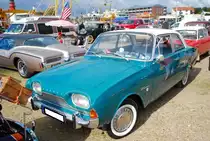 Ford Taunus P3 in der Karosserieversion zweitürige Limousine, gebaut von 1960 bis 1964. Die Werbung für diesen Wagen sprach von der  Linie der Vernunft , der Volksmund nannte den Wagen  Badewanne . Der P3 war mit folgenden Vierzylinderreihenmotoren lieferbar: 1498 cm³ mit 55 PS, 1698 cm³ mit 60 PS (ab 09. 1963) 65 PS. 1961 kam noch ein aufgebohrter Motor mit 1758 cm³ Hubraum hinzu, der 70 PS (ab 09. 1963) 75 PS leistete. Die gezeigte  Badewanne  stammt übrigens aus dem letzten Modelljahr 1964. Oldtimertreffen Büsum im Sommer 2019.