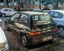 Rückansicht: Daihatsu Charade. Schau mal den TankdeckeL ;) . Foto: August, 2019 in Pécs (Ungarn).