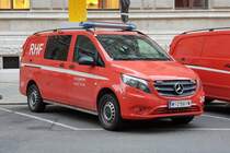 =MB Vito der Feuerwehr der Stadt Wien, abgestellt in der Nähe eines Adventsmarktes im November 2019