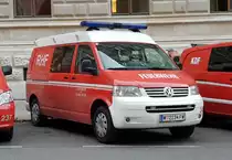 =VW T 5 der Feuerwehr der Stadt Wien, abgestellt in der Nähe eines Adventsmarktes im November 2019
