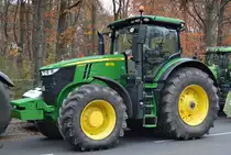 Ein JOHN DEERE 7290 R Traktor am 26.11.19 Berlin Mitte.
