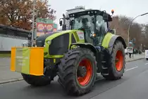 CLAAS 930 AXION am 26.11.19 Berlin Charlottenburg.