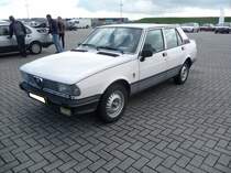 Alfa Romeo Giulietta Typ 116, produziert von 1977 bis 1985. Der Nachfolger der beliebten  Giulia  war deutlich kantiger aber nicht weniger eigenständig. Dank einer Transaxle-Anordnung war das Auto gut ausbalanciert. Durch erstarkte Motoren war die technisch auf der Alfetta basierende Nuova Giulietta fahrdynamisch top ausgerüstet. Das kantige Cockpit war ebenso futuristisch wie der hochgezogene  Hintern  des Wagens. Der Typ 116 war mit etlichen Motorisierungen, auch als Diesel, lieferbar. Die gezeigte Giulietta wurde nach dem Facelift für das Modelljahr 1983 gebaut. Spetacolo Sportiva (Alfa Romeo Treffen) an der Rennstrecke in Zandvoort/NL im August 2018.