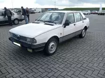 Alfa Romeo Giulietta Typ 116, produziert von 1977 bis 1985. Der Nachfolger der beliebten  Giulia  war deutlich kantiger aber nicht weniger eigenständig. Dank einer Transaxle-Anordnung war das Auto gut ausbalanciert. Durch erstarkte Motoren war die technisch auf der Alfetta basierende Nuova Giulietta fahrdynamisch top ausgerüstet. Das kantige Cockpit war ebenso futuristisch wie der hochgezogene  Hintern  des Wagens. Der Typ 116 war mit etlichen Motorisierungen, auch als Diesel, lieferbar. Die gezeigte Giulietta wurde nach dem Facelift für das Modelljahr 1983 gebaut. Spetacolo Sportiva (Alfa Romeo Treffen) an der Rennstrecke in Zandvoort/NL im August 2018.