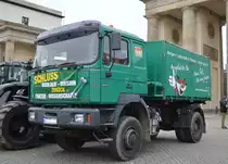 Ein schon recht betagter MAN 19.414 LKW mit Sonderaufbau eines landwirtschaftlichen Betriebes am 26.11.19 Berlin Brandenburger Tor.