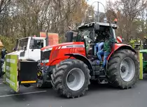 Ein MASSEY FERGUSON 7726 DynaVT Traktor am 26.11.19 Berlin Mitte.