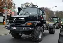 Kannte ich bisher nur von Bildern, diese mit Allradantrieb ausgestatteten LKW von Mercedes-Benz vom TYP MB ZETROS, hier eine wohl recht neue Zugmaschine aus dieser Baureihe am 26.11.19 Berlin Mitte.