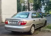 Nissan Almera N16 Sedan (Rückansicht), fotografiert in August 2019 (Pécs, Ungarn).