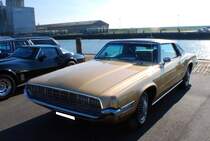 Ford Thunderbird twodoor Hardtop Coupe des Modelljahres 1968. Die T-Birds der fünften Generation wurden, aufgrund ihrer Ausmasse auch Glamour-Birds genannt. Der gezeigte Thunderbird ist im Farbton sunlit gold lackiert. Der Basispreis für ein solches Thunderbird-Coupe betrug in den Bundesstaaten an der Ostküste US$ 4716,00 und in den Bundesstaaten des mittleren Westens und den Staaten an der Westküste US$ 5263,00. Angetrieben wird der Wagen von einem V8-Motor mit einem Hubraum von 429 cui (7030 cm³) und leistet 360 PS. Oldtimertreffen Büsum im Sommer 2019.