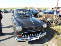 Opel Olympia Rekord der Modelljahre 1953 und 1954. Bei diesem Modell handelt es sich um den ersten Opel mit Pontonkarosserie. Mit verschiedenen  Facelifts  blieb dieses Modell bis 1957 im Programm. Dieser Olympia Rekord der ersten Serie leistet 40 PS aus einem Hubraum von 1.488 cm³. Oldtimertreffen in Büsum im Sommer 2019.