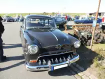 Opel Olympia Rekord der Modelljahre 1953 und 1954. Bei diesem Modell handelt es sich um den ersten Opel mit Pontonkarosserie. Mit verschiedenen  Facelifts  blieb dieses Modell bis 1957 im Programm. Dieser Olympia Rekord der ersten Serie leistet 40 PS aus einem Hubraum von 1.488 cm³. Oldtimertreffen in Büsum im Sommer 2019.