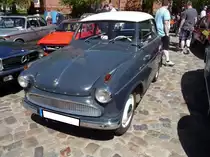 Lloyd Alexander TS Limousine, gebaut in Bremen von 1958 bis 1961. Mit dem Lloyd 600 erfolgte bei den Lloyd-Werken der Übergang vom Zweitaktmotor zum Viertaktmotor. Ab Juli 1957 hieß der LP600 dann  Alexander . Ab 1958 konnte der geneigte Käufer auch den starken  Alexander TS . Der Zweizylinderreihenmotor leistet 25 PS aus einem Hubraum von 596 cm³. Bei seiner Einführung kostete ein Lloyd Alexander TS DM 4330,00. Oldtimertreffen Meldorf im Sommer 2019.
