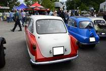Heckansicht eines Zündapp Janus, gebaut in den Jahren 1957 und 1958. Der Janus ist benannt nach dem römischen Gott mit den zwei Gesichtern, da dieses Auto von vorne und hinten fast gleich aussieht. Die zu sehende Tür ist der Zugang zum hinteren Sitzabteil. Der Motor dieses Wagens ist als Mittelmotor zwischen den beiden Sitzreihen, auf denen man Rücken an Rücken sitzt, verbaut. Dieser gebläsegekühlte Einzylinderzweitaktmotor hat einen Hubraum von 248 cm³ und leistet 14 PS. Die Höchstgeschwindigkeit gaben die Zündapp-Werke mit 85 km/h an. 6902 Autos dieses Typs verließen die Werkshallen in Nürnberg. Oldtimertreffen in Kamp-Lintfort im Sommer 2017.