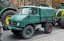 Älterer MB UNIMOG Typ? eines landwirtschaftlichen Betriebes am 26.11.19 Berlin Mitte. 