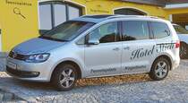 =VW Sharan vom Hotel STICH steht im November 2019 in Manhartsbrunn