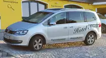 =VW Sharan vom Hotel STICH steht im November 2019 in Manhartsbrunn