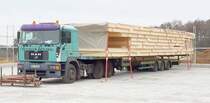 =MAN-Sattelzug von Meilinger Holzbau steht bereit zur Entladung, 11-2019