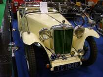 MG TC, gebaut von 1945 bis 1950. Vom Grundsatz her, basierte das Modell TC als erstes MG-Nachkriegsmodell, auf den Vorkriegsmodellen TA & TB. Der Vierzylinderreihenmotor hat einen Hubraum von 1250 cm³ und leistet 55 PS. Der TC auf dem Foto stammt aus dem Jahr 1948. Über 10.000 Fahrzeuge dieses Typs verließen die Werkshallen in Abingdon/Oxfordshire. Essen Motor Show am 04.12.2019.