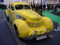 Cord 812 Sedan aus dem Jahr 1937. Dieses Modell wird bereits 1936 als Cord 810 vorgestellt. Das von Gordon Buehrig entworfene Design mit der  Sargnase  genannten Haube und Frontantrieb, kam bei den Kunden gut an. Mit diesem, sehr voreilig und nicht ausgereift auf den Markt gebrachten Modell, schaffte es die Marke aus Auburn/Indiana von Platz 22 der US-amerikanischen Zulassungsstatistik auf Platz 16 zu klettern. Der V8-Motor mit einem Hubraum von 4.739 cm³ bringt mit Kompressorunterstützung 170 PS an die Kurbelwelle. Essen Motor Show am 04.12.2019.
