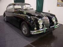 Jaguar XK 150 FHC (F ixed H ead C oupe), gebaut in Coventry von 1957 bis 1961. Der Nachfolger des XK 140 hat einen Sechszylinderreihenmotor mit einem Hubraum von 3442 cm³ Hubraum und leistet 193 PS. Ab dem Modelljahr war der Sportwagen auch mit dem 3.8l Motor (3781 cm³³ Hubraum und 223 PS, bzw als 3.8S mit 267 PS) lieferbar. Essen Motor Show am 04.12.2019.