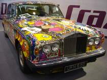 Rolls Royce Silver Shadow II, produziert in Crewe von 1977 bis 1980. Als Silver Shadow wurde dieses Modell bereits 1965 vorgestellt. Mit fast 29.000 verkauften Fahrzeugen in beiden Baureihen, war der Silver Shadow bis in die 1980´er Jahre der meist verkaufte Rolls Royce. Der V8-Motor, dieser flippig bemalten Limousine, hat einen Hubraum von 6750 cm³ und leistet 201 PS. Essen Motor Show am 04.12.2019.