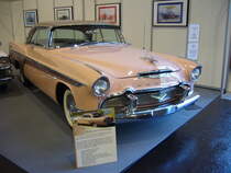 DeSoto Fireflite Sportsman twodoor aus dem Jahr 1956. Im Modelljahr 1956 war die Baureihe Fireflite die mittle Version im Prospekt der Marke DeSoto. Darunter rangierte der Firedome und darüber der Adventurer. In der Version Sportsman war das Modell zwei- und viertürig lieferbar. Ein solcher zweitüriger Sportsman twodoor schlug mit mindestens US$ 3256,00 zu Buche und verkaufte sich in dieser Version 7479 mal. Der im Farbton shell pink wird von einem V8-Motor angetrieben, der aus einem Hubraum von 5112 cm³ eine Leistung von 255 PS an die Hinterachse weiter leitet. Essen Motor Show am 04.12.2019.