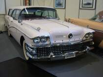 Buick Series 60 Century Caballero Estate Wagon aus dem Jahr 1958. Im Modelljahr 1958 konnten die Kombimodelle von Buick nur aus der Basisreihe Special 40 und der in der Mitte angesiedelten Reihe Century 60 bestellt werden. Auch in diesem Jahr konnten die Autos durch diverse Ausstattungspakete, wie z.B.  Caballero  aufgewertet werden. Für ein solches Kombimodell waren 1958 mindestens US$ 3706,00 zu berappen. Dafür bekam man ein geräumiges Kombifahrzeug mit einem V8-Motor, der aus einem Hubraum von 5962 cm³ 300 PS leistet und mit einer Dynaflow-Getriebeautomatic ausgerüstet ist. Essen Motor Show am 04.12.2019.