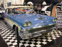 Ford Fairlane Club Sedan aus dem Jahr 1958. 1958 war der  Fairlane  die mittlere Ausstattungsvariante. Darunter die Modelle Custom 300 und darüber die Fairlane 500 Modelle. Von diesem zweitürigen Modell verlaufte Ford im Jahr 1958 38.366 Autos zu einem Preis von mindestens US$ 2196,00 in den Bundesstaaten an der Ostküste (alle anderen mindestens US$ 2320,00). Unter der Haube dieses, in der Farbkombination azur blue/colonial white lackierten, verrichtet ein V8-Motor mit einem Hubraum von 292 cui (4785 cm³) und einer Leistung von 205 PS seinen Dienst. Essen Motor Show am 04.12.2019.