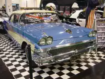Ford Fairlane Club Sedan aus dem Jahr 1958. 1958 war der  Fairlane  die mittlere Ausstattungsvariante. Darunter die Modelle Custom 300 und darüber die Fairlane 500 Modelle. Von diesem zweitürigen Modell verlaufte Ford im Jahr 1958 38.366 Autos zu einem Preis von mindestens US$ 2196,00 in den Bundesstaaten an der Ostküste (alle anderen mindestens US$ 2320,00). Unter der Haube dieses, in der Farbkombination azur blue/colonial white lackierten, verrichtet ein V8-Motor mit einem Hubraum von 292 cui (4785 cm³) und einer Leistung von 205 PS seinen Dienst. Essen Motor Show am 04.12.2019.