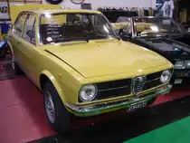 Alfa Romeo Alfetta Limousine, gebaut von 1972 bis 1985. Benannt nach den legendären Rennwagen der 1950´er Jahre, stand dieses Modell ab April 1972 bei den Händlern. Hier wurde eine Alfetta 1600 im Farbton avorio aus dem Modelljahr 1974 abgelichtet. Der Vierzylinderreihenmotor hat einen Hubraum von 1570 cm³ und leistet 108 PS. Essen Motor Show am 04.12.2019.
