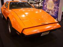 Bricklin SV-1, gebaut in den Jahren 1974 bis 1976 von der kanadischen Firma Bricklin Vehicle Corporatin in Saint John/New Brunswick. Die Technikkomponenten dieses vermeintlichen Sportwagens stammten zum größten Teil von AMC (A merican M otors C orporation) aus den USA. Im ersten Modelljahr, aus dem der gezeigte Bricklin auch stammt, wurde ein V8-Motor verbaut, der aus einem Hubraum von  5899 cm³ 129 PS leistet. Ab dem Modelljahr 1975 griff man auf einen V8-Motor von Ford zurück. Insgesamt verließen 2875 Autos dieses Typs die kanadische Fabrik. Essen Motor Show am 04.12.2019.