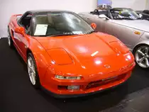 Honda NSX NA1 aus dem Jahr 1991. Der NSX wurde von 1990 bis 2005 in drei Serien produziert. Der gezeigte Honda entstammt der NA1 genannten, ersten Serie und wurde von 1990 bis 1997 gebaut. Die Karosserie bestand fast ausschließlich aus Aluminium. Im Langstreckenrennsport war das Modell sehr erfolgreich. In der Straßenversion hat der als Mittelmotor verbaute V6-Motor einen Hubraum von 2977 cm³ und leistet 274 PS. Die Höchstgeschwindigkeit wurde damals mit 270 km/h angegeben. Der gezeigte Wagen ist übrigens für einen Preis von € 49.850,00 zu verkaufen. Essen Motor Show am 04.12.2019.