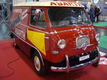 Fiat 600 Coriasco aus dem Jahr 1957. Auf der Basis des Fiat  Seicento  baute die Carrozzeria Coriasco aus Turin ca. 18.000 solcherKleinlieferwagen bzw. Busse und Ambulanzfahrzeuge. Der abgelichtete Wagen tat jahrelang Dienst in der Tuningschmiede Abarth. Dementsprechend wurde auch bei diesem Lieferwagen am Motor  Hand angelegt . Der im Heck verbaute, wassergekühlte, Vierzylinderreihenmotor wurde auf einen Hubraum von 747 cm³ aufgebohrt und leistet 38 PS. Angeblich soll der kleine Kastenwagen damit eine Höchstgeschwindigkeit von 105 km/h erreicht haben. Essen Motor Show am 04.12.2019.