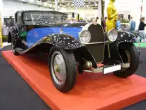 Bugatti T41 Royale Coupe Napoleon. Bei dem gezeigten Wagen soll es sich um einen Nachbau handeln. Der T41 Royale war zwar ein kommerzieller Misserfolg, hat aber das Bild der Marke bis heute geprägt. Von den geplanten 25 Fahrzeugen wurden nur sechs gebaut, wovon wiederum nur die Hälfte verkauft werden konnte. Ursprünglich wurde das Coupe Napoleon mit einer zweitürigen Limousinekarosserie aufgebaut. Diese Karosserie wurde jedoch bei einem Unfall völlig zerstört, worauf Jean Bugatti (Sohn des Firmengründers) dieses Chauffeur-Coupe auf das Chassis aufbauen ließ. Das Auto wurde daraufhin vom  Patron  Ettore Bugatti privat genutzt. Der Achtzylinderreihenmotor hat einen Hubraum von 12.763 cm³ und leistet zwischen 200 PS und 250 PS. Essen Motor Show am 04.12.2019.