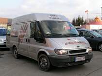 B�ckereilieferwagen wird vor der Einfahrt zum FILL-Metallbaustadion von den Ordnern kontrolliert; 090321