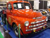 Dodge B1B 0.5to Truck aus dem Modelljahr 1949. Angetrieben wird dieser Pickup von einem Sechszylinderreihenmotor, der aus einem Hubraum von 3770 cm³ 103 PS leistet. Essen Motor Show am 06.12.2019.