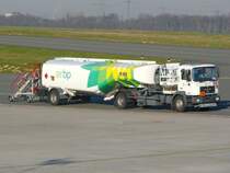ein Tankwagen von AirBP am Flughafen in Dortmund 21.3.2009