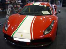 Ferrari 488 GTB. Dieses Modell wurde 2015 auf dem Genfer Auto Salon vorgestellt und befindet sich immer noch im aktuellen Verkaufsprogramm. Der als Mittelmotor verbaute V8-motor hat einen Hubraum von 3902 cm³. Durch Biturbo-Technik bringt es der Motor auf eine Leistung von 670 PS, die den Wagen bis auf eine Höchstgeschwindigkeit von 330 km/h beschleunigen können. Essen Motor Show am 04.12.2019.