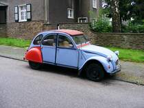 Ein Citroen 2CV auf der Margarethenh�he in Essen am 23. Juli 2008.