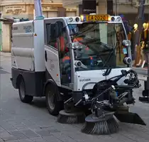 Bucher Schörling Citycat Kehrmaschine in der Fußgängerzone von Esch - Alzette unterwegs. Dez 19