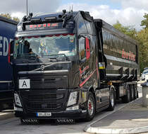 =Volvo FH-Kippersattelzug der Spedition BRILZ rastet im September 2019 an der A 7