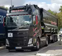 =Volvo FH-Kippersattelzug der Spedition BRILZ rastet im September 2019 an der A 7